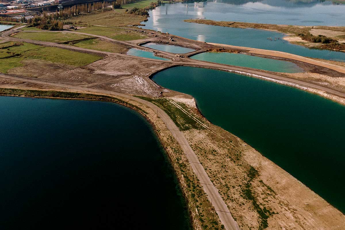 Aplicación de Sulfato Férrico en Laguna de Tratamiento Laguna de tratamiento industrial con aplicación de sulfato férrico líquido.