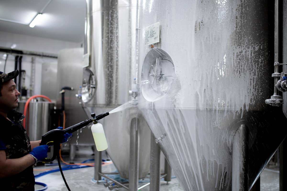 Desinfección de equipos industriales con hipoclorito de sodio Limpieza de equipos con hipoclorito de sodio industrial en planta de alimentos