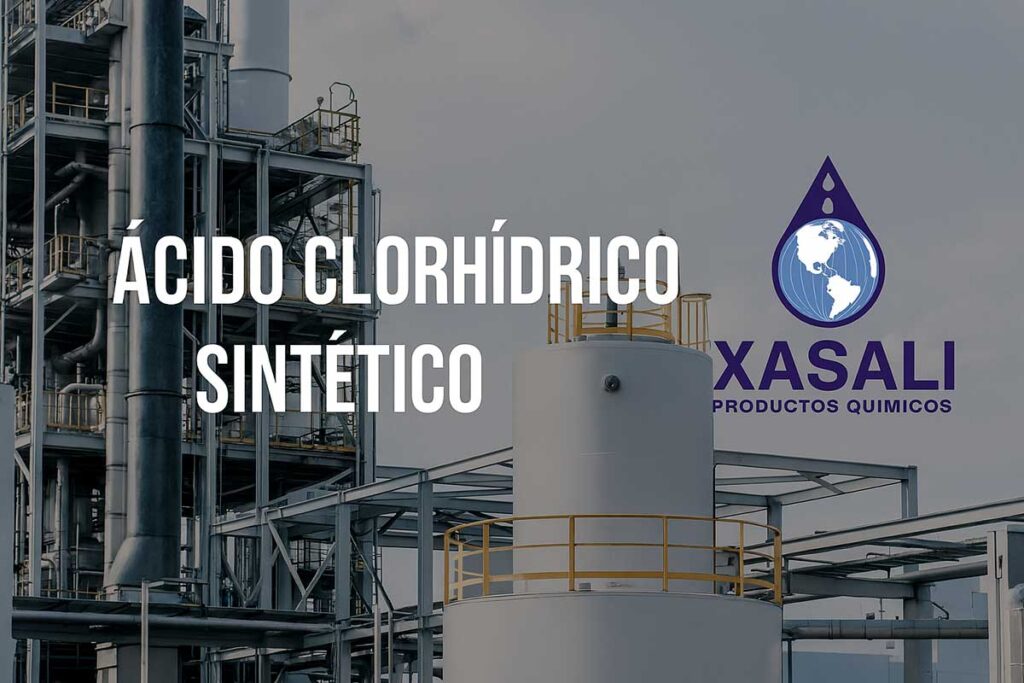 Planta química manipulando ácido clorhídrico sintético de alta pureza.