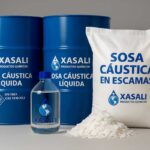 Comparación visual entre sosa cáustica líquida y en escamas en contexto industrial.