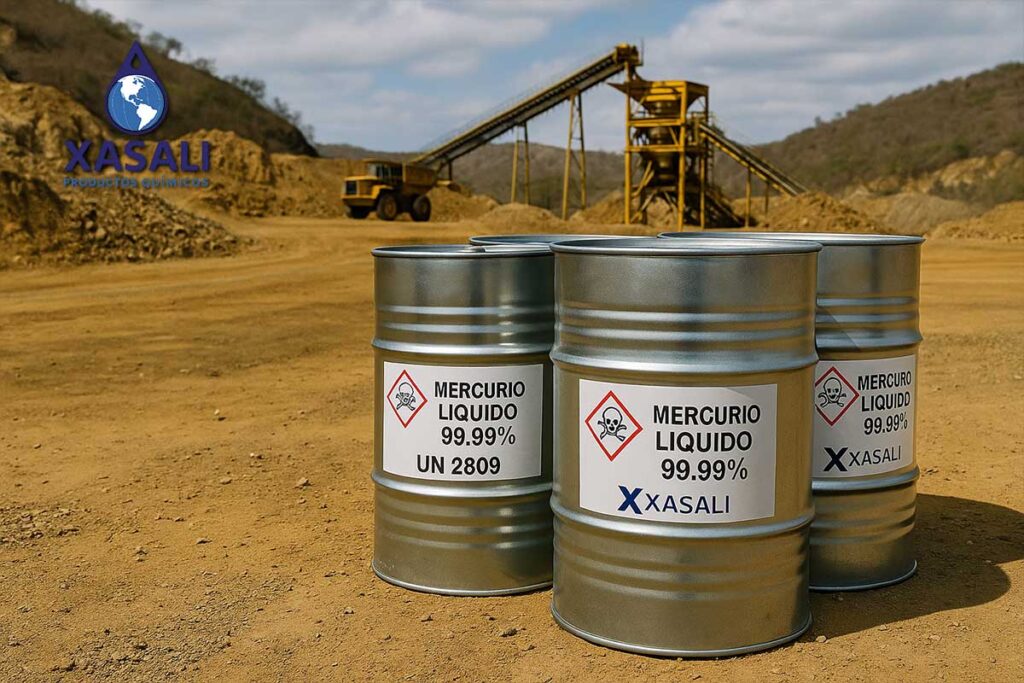 Operación minera con tambores sellados de mercurio metálico líquido 99.99%, aplicados en recuperación de oro y plata.