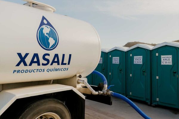 Pipa Xasali para eventos y ferias – abastecimiento de sanitarios y limpieza Camión cisterna Xasali junto a baños portátiles y carpas en un festival al aire libre, con mangueras extendidas.